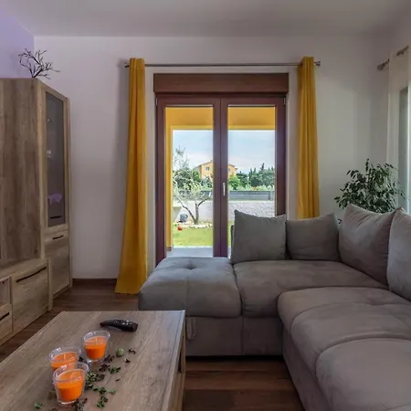 Mit Privatpool Fuer 6 Personen Ca 150 Qm In Medulin, Istrien Suedkueste Von Istrien Holiday home Medulin