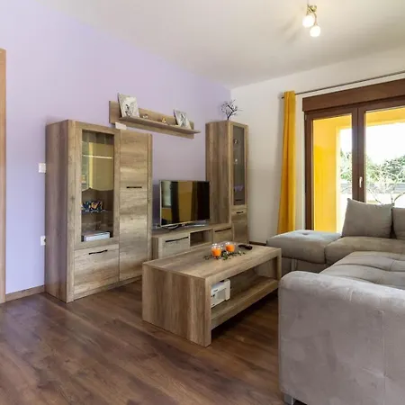 Mit Privatpool Fuer 6 Personen Ca 150 Qm In Medulin, Istrien Suedkueste Von Istrien Holiday home