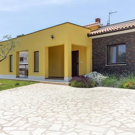 Mit Privatpool Fuer 6 Personen Ca 150 Qm In Medulin, Istrien Suedkueste Von Istrien Holiday home